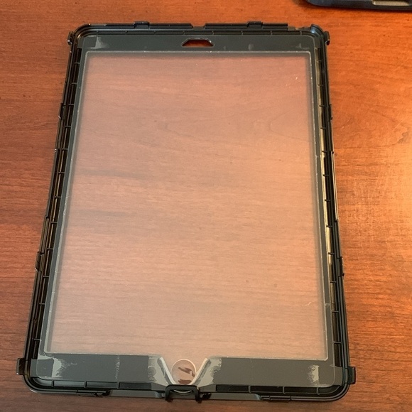 OtterBox Defender Series Case for IPad 5th/6th Gen - Black - Picture 5 of 8